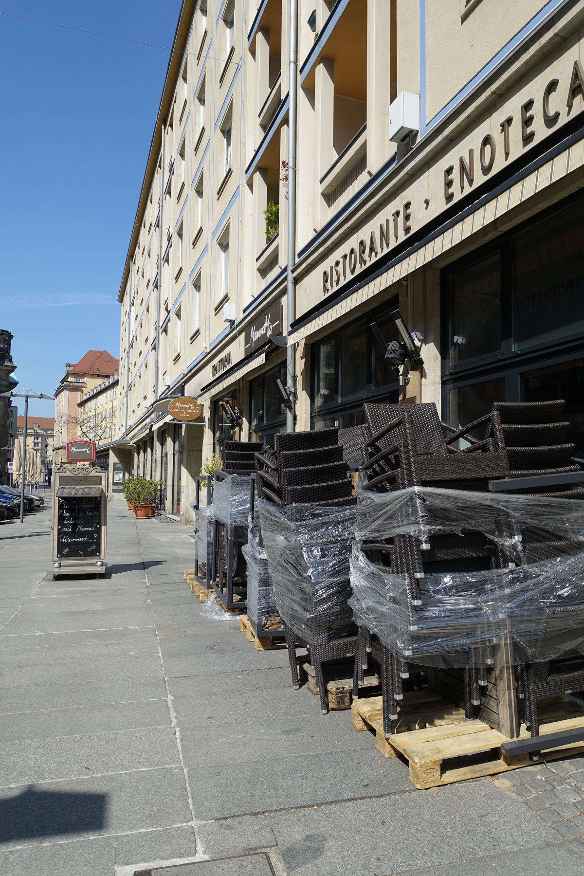 Bei schönstem Wetter bleibt die Außengarnitur vieler Restaurants eingepackt, so wie hier in der Kreuzgasse