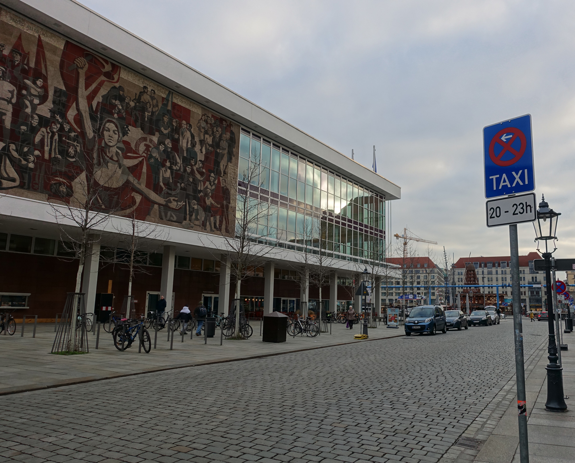 Aktuell dürfen Taxis nur in der Schloßstraße halten, um Gäste aus dem Kulturpalast einzusammeln (Fraktionsarchiv)